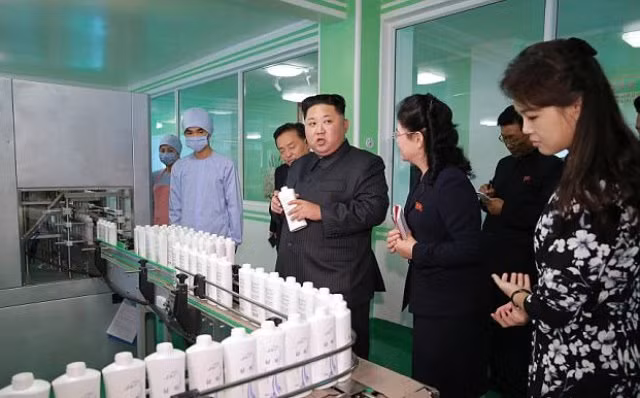 Ông Kim Jong-un đưa vợ đi thăm nhà máy mỹ phẩm ảnh 2