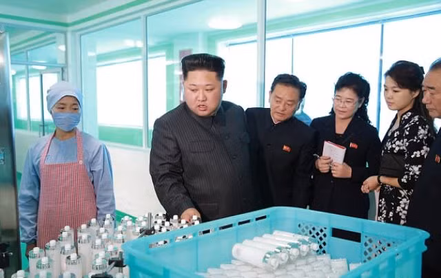 Ông Kim Jong-un đưa vợ đi thăm nhà máy mỹ phẩm ảnh 4