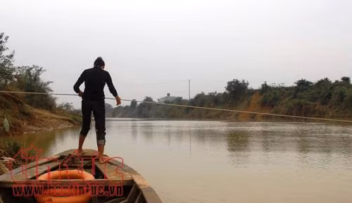 Thót tim níu dây, chèo thuyền đưa học sinh qua sông ảnh 4