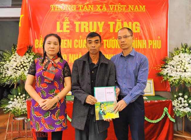 Chùm ảnh: Tổ chức Lễ truy tặng bằng khen của Thủ tướng Chính phủ cho nhà báo Đinh Hữu Dư ảnh 6
