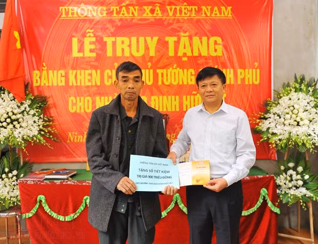 Chùm ảnh: Tổ chức Lễ truy tặng bằng khen của Thủ tướng Chính phủ cho nhà báo Đinh Hữu Dư ảnh 5