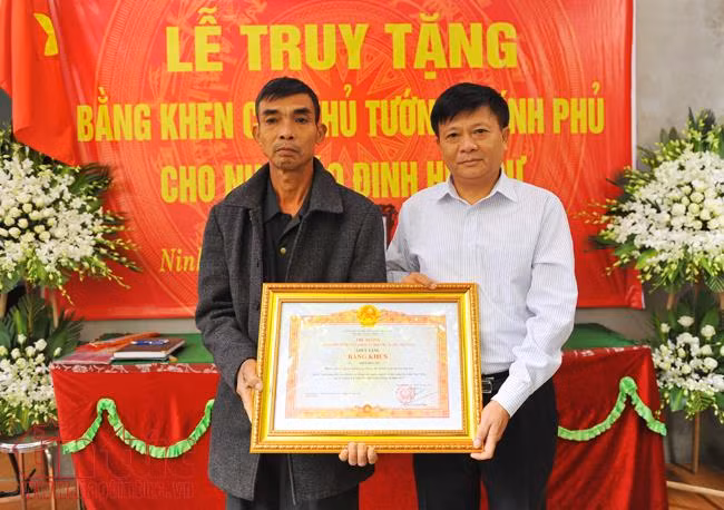 Chùm ảnh: Tổ chức Lễ truy tặng bằng khen của Thủ tướng Chính phủ cho nhà báo Đinh Hữu Dư ảnh 2