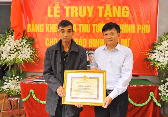 Chùm ảnh: Tổ chức Lễ truy tặng bằng khen của Thủ tướng Chính phủ cho nhà báo Đinh Hữu Dư ảnh 3