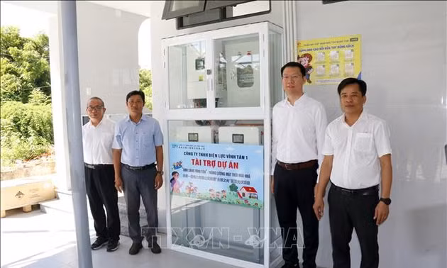 Trao hệ thống pin năng lượng mặt trời mái nhà tặng Trường Tiểu học Vĩnh Hảo