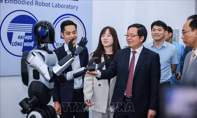 Phó Thủ tướng Hồ Quốc Dũng: Đại học Quốc gia Hà Nội cần tiên phong giải bài toán lớn của đất nước