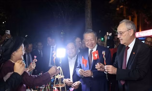 Tổng Bí thư, Chủ tịch nước Tô Lâm và Phu nhân cùng Tổng thống Thụy Sĩ và Phu nhân dạo phố đi bộ hồ Hoàn Kiếm