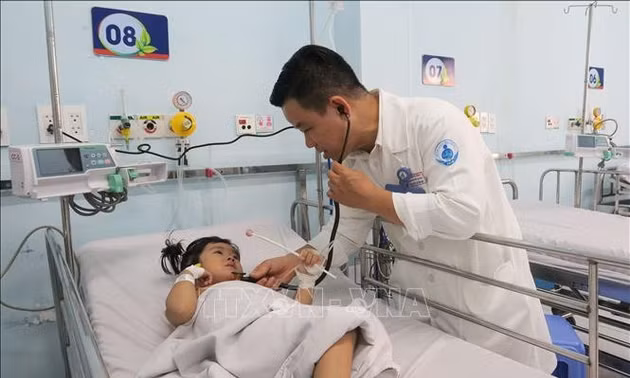 Bệnh tay chân miệng vào mùa, xuất hiện nhiều ca nặng phải thở máy
