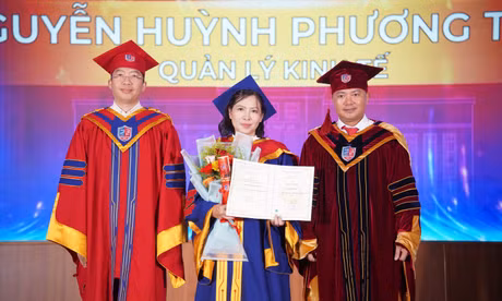 Tân Tiến sĩ Nguyễn Huỳnh Phương Thảo nhận bằng tốt nghiệp.