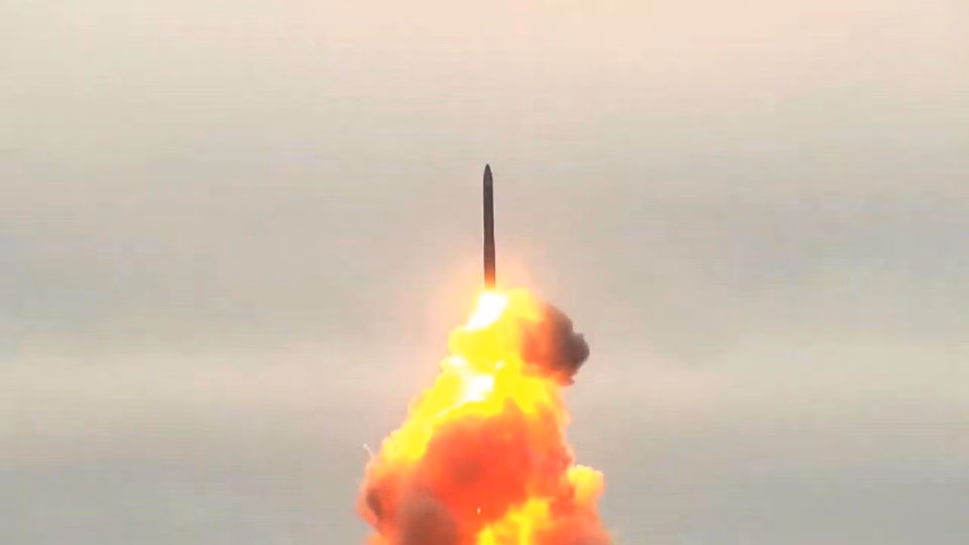 Tên lửa đạn đạo liên lục địa (ICBM) Topol-M phóng từ sân bay vũ trụ Plesetsk. Ảnh: Sputnik