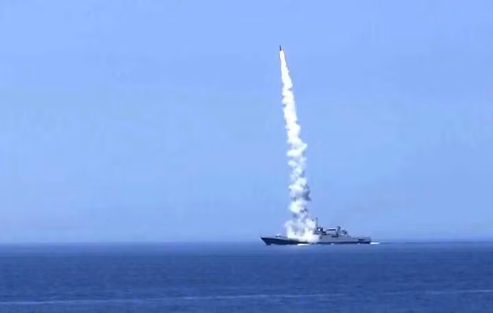 Nga sử dụng tên lửa tầm xa trên biển trong chiến dịch quân sự đặc biệt tại Ukraine. Ảnh: Sputnik