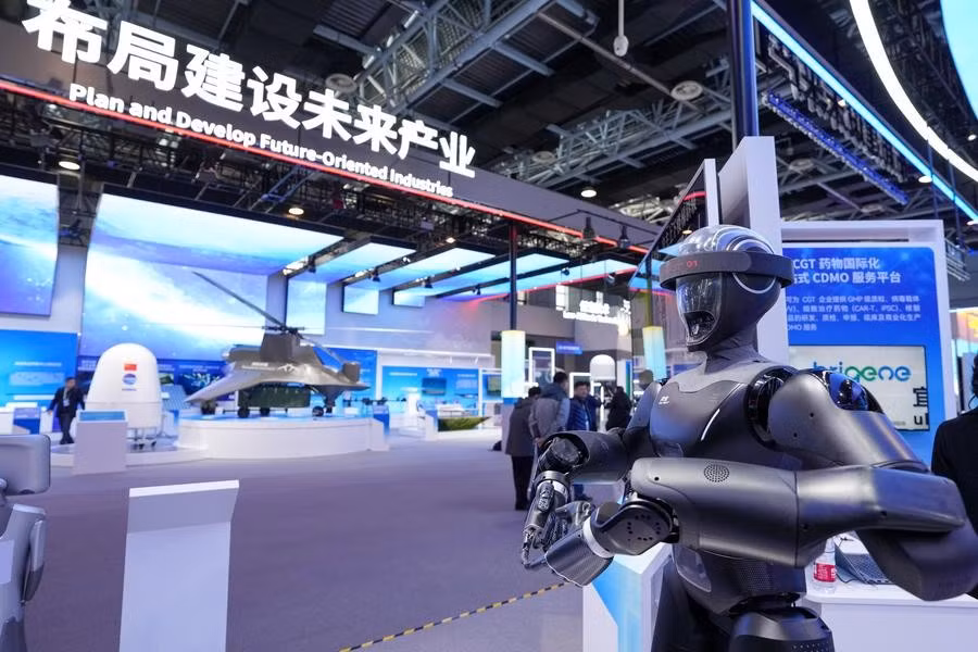 Robot hình người được trưng bày tại khu triển lãm thường trực ở Trung tâm Triển lãm Trung Quan Thôn, thủ đô Bắc Kinh, Trung Quốc, ngày 28/3/2025. Ảnh: Tân Hoa xã
