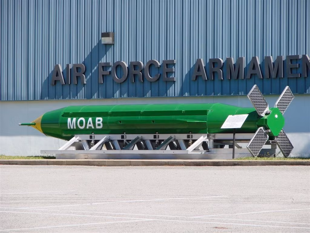 Bom GBU-43/B được trưng bày tại Bảo tàng Vũ khí Không quân, căn cứ Không quân Eglin, bang Florida (Mỹ). Ảnh: Wikipedia