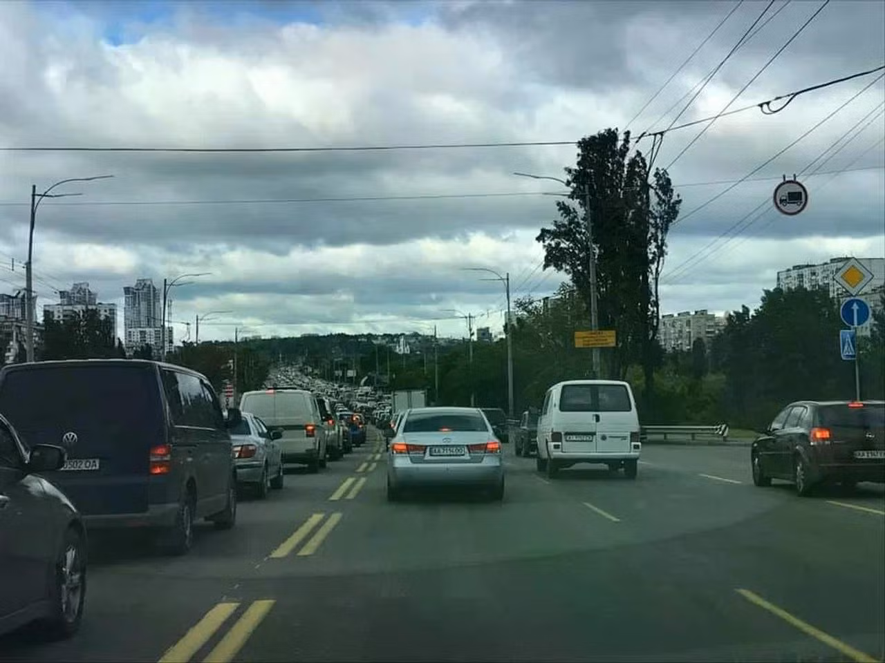 Giao thông thường ngày trên cầu Paton ở Kiev. Ảnh: Kyiv Post
