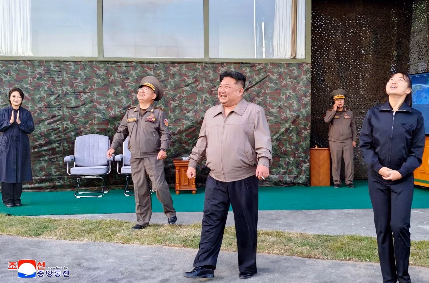 Nhà lãnh đạo Triều Tiên Kim Jong Un cùng con gái Ju Ae giám sát vụ phóng tên lửa tầm trung tại khu vực phía Đông nước này trong cuộc tập trận ngày 4/10. Ảnh: KCNA