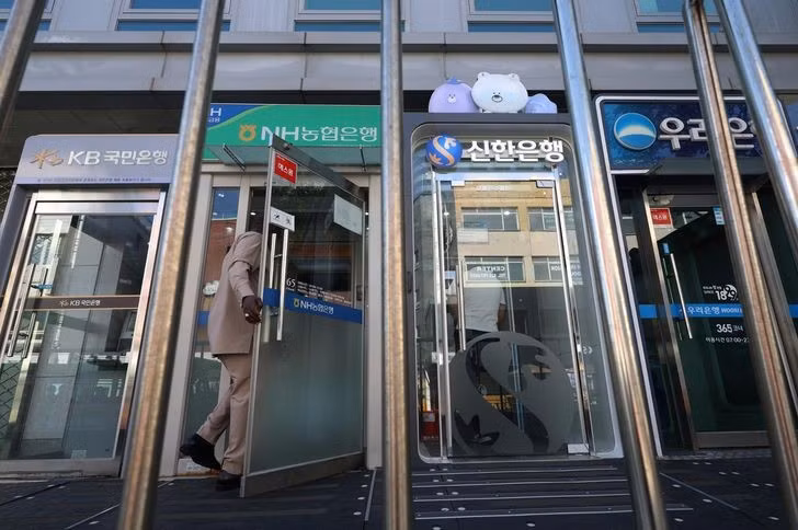 Máy ATM của các ngân hàng lớn tại Seoul, Hàn Quốc ngày 4/10. Ảnh: Yonhap
