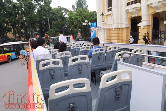 Cận cảnh xe buýt 2 tầng mui trần đầu tiên của Hà Nội ảnh 2