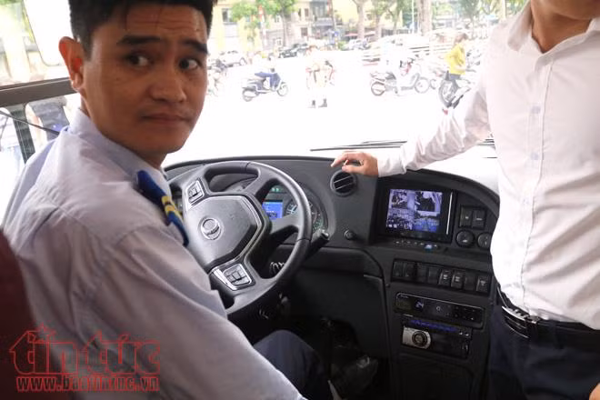 Cận cảnh xe buýt 2 tầng mui trần đầu tiên của Hà Nội ảnh 10