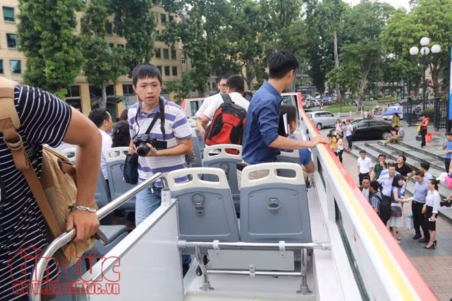 Cận cảnh xe buýt 2 tầng mui trần đầu tiên của Hà Nội ảnh 4