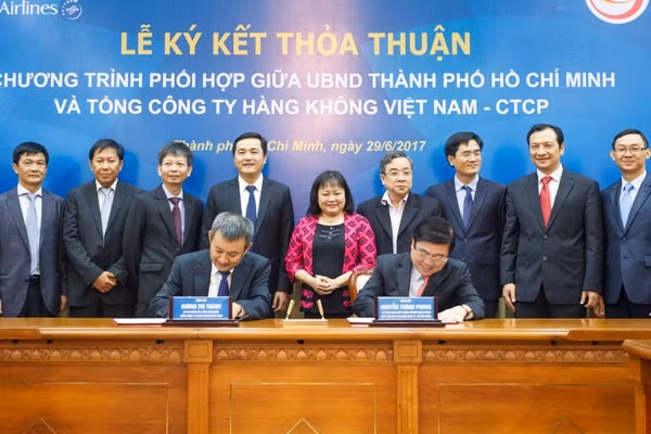 TP Hồ Chí Minh ký kết quảng bá du lịch với Vietnam Airlines ảnh 1