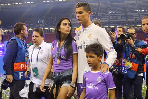 Ronaldo đã chi 200.000 euro nhờ đẻ thuê cặp song sinh một trai, một gái? ảnh 2