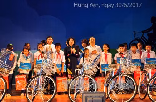 Phó Chủ tịch nước tặng quà học sinh nghèo vượt khó tỉnh Hưng Yên ảnh 1