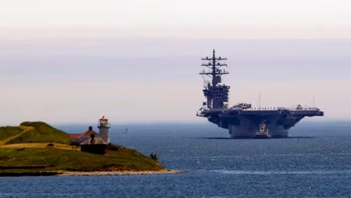 Tàu sân bay Mỹ USS Eisenhower phô diễn lực lượng tại Canada ảnh 1