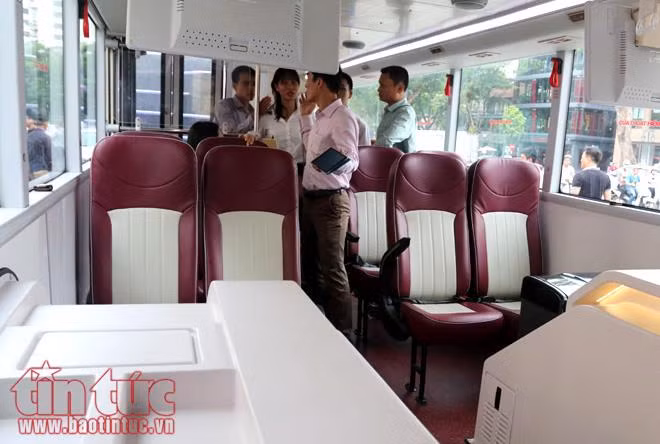 Cận cảnh xe buýt 2 tầng mui trần đầu tiên của Hà Nội ảnh 11