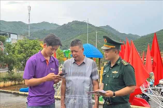 Trang bị 'lá chắn số' thiết thực cho đồng bào vùng biên