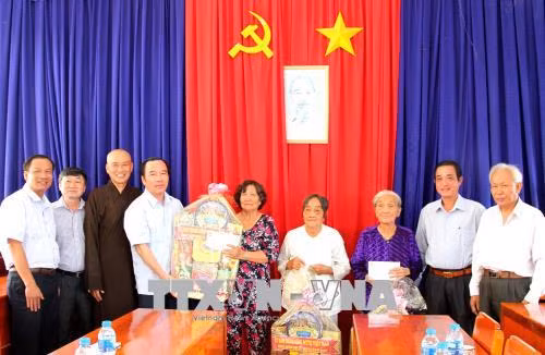 Lãnh đạo MTTQ Việt Nam thăm, tặng quà đồng bào theo Phật giáo Hòa Hảo ảnh 1
