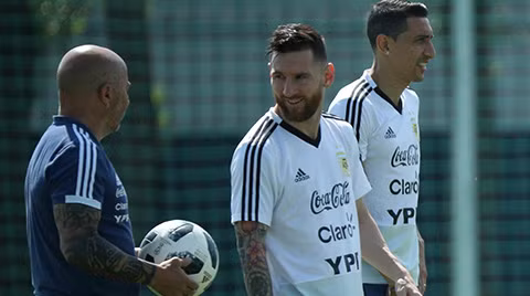 WORLD CUP 2018: Sampaoli lên tiếng vụ bị Messi chỉ đạo, Real tiếp tinh thần cho Ronaldo ảnh 1