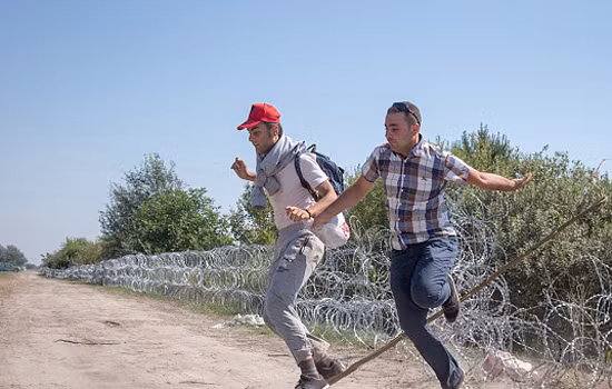 Hình ảnh buồn về người di cư tại biên giới Hungary ảnh 8