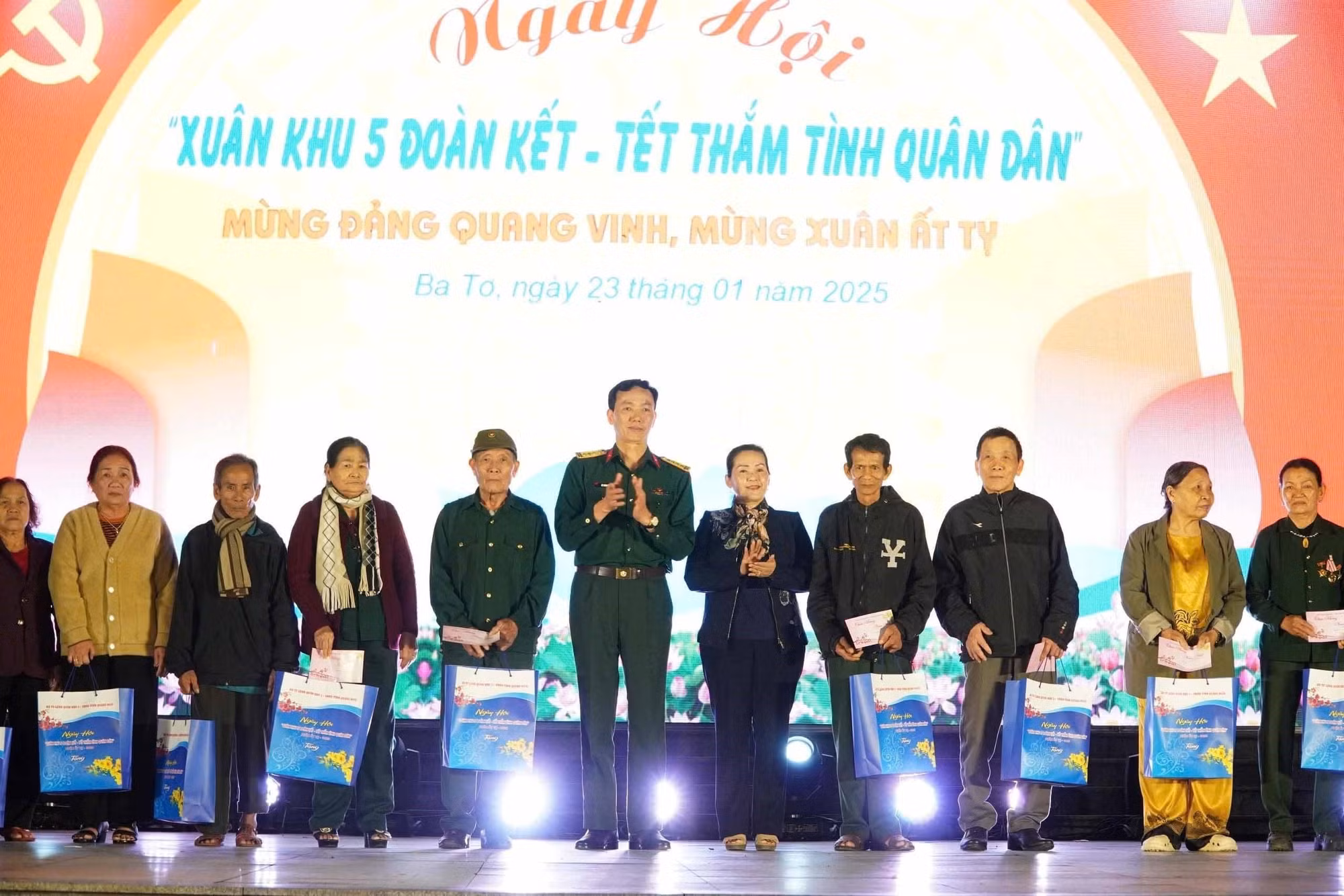 potal-ngay-hoi-xuan-khu-v-doan-ket-tet-tham-tinh-quan-dan-7824084.jpg
