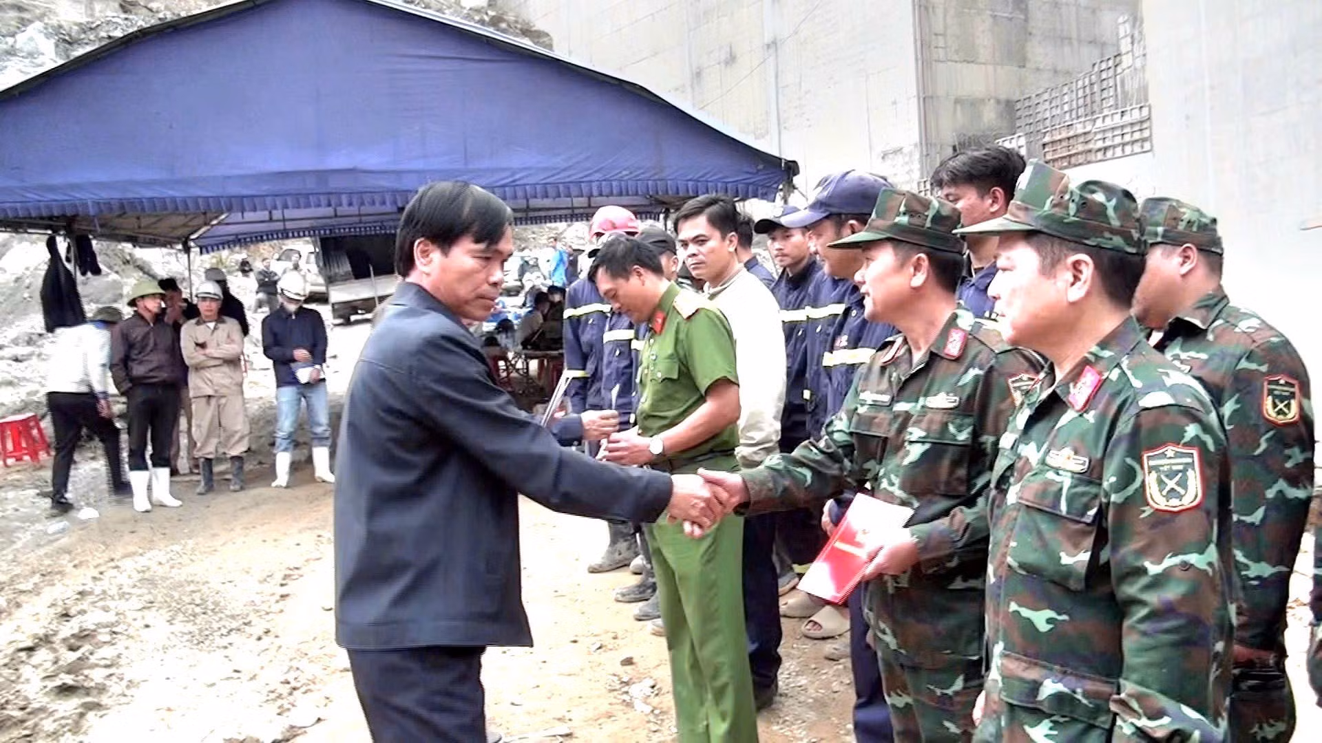 potal-vu-tai-nan-tai-thuy-dien-dak-mi-1-thuong-nong-luc-luong-tham-gia-cuu-ho-cuu-nan-7787712.jpg