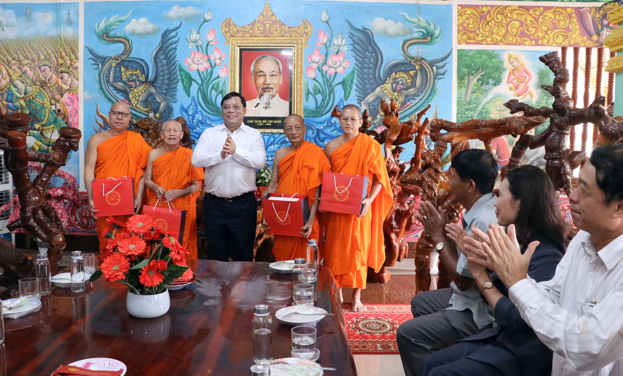 potal-lanh-dao-bo-dan-toc-va-ton-giao-chuc-tet-chol-chnam-thmay-cua-dong-bao-khmer-tai-soc-trang-7964871.jpg