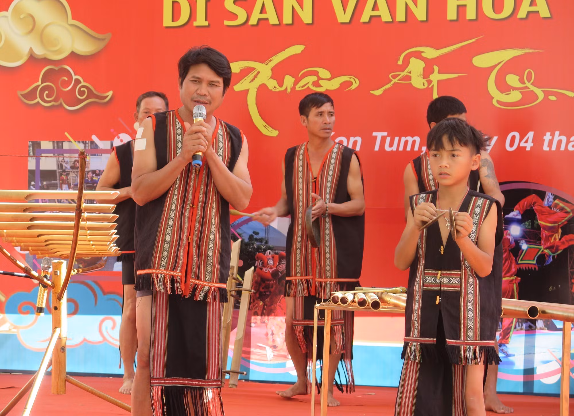 potal-a-thu-nguoi-giu-hon-cho-nhac-cu-dan-toc-xo-dang-7844329.jpg