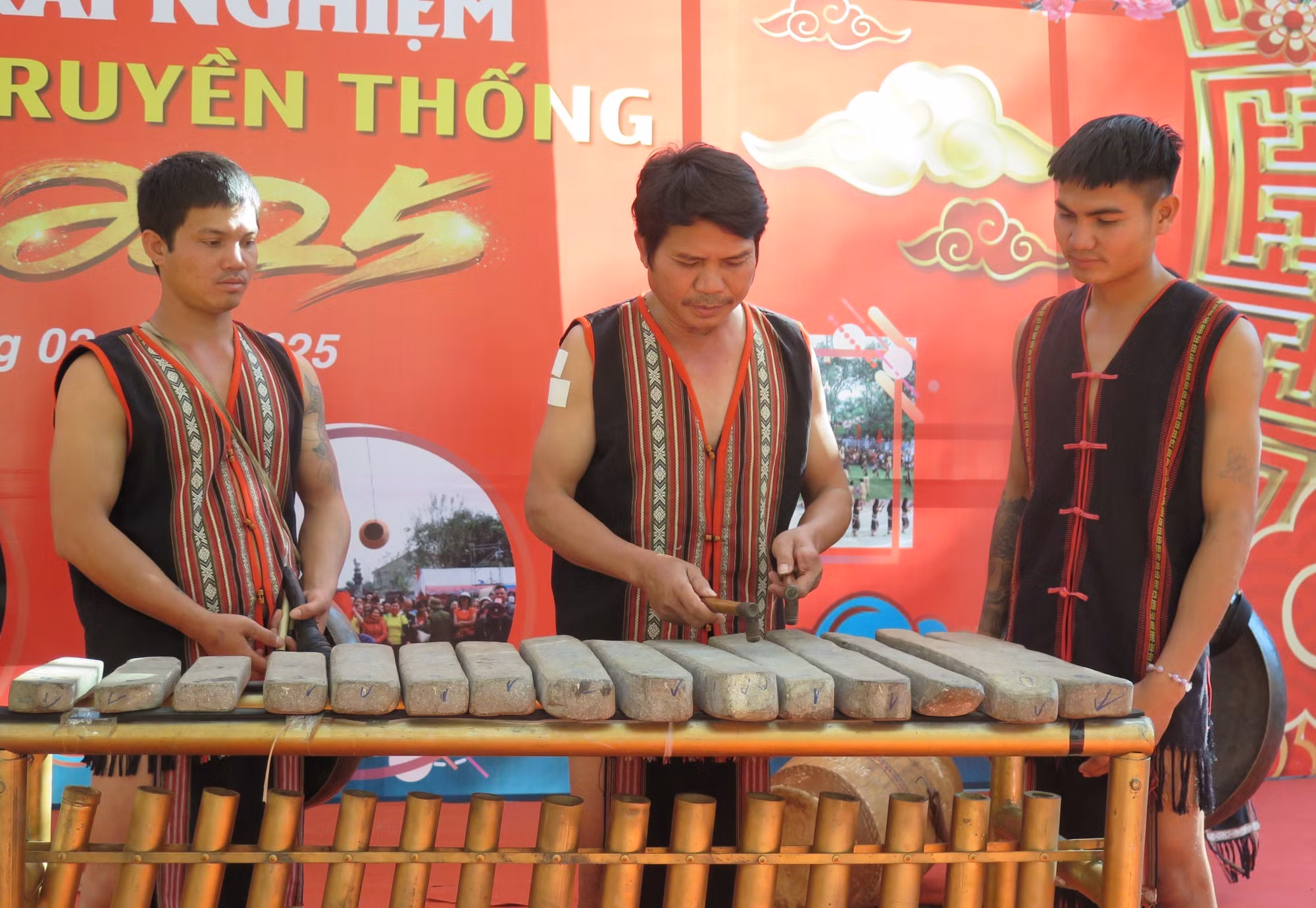 potal-a-thu-nguoi-giu-hon-cho-nhac-cu-dan-toc-xo-dang-7844434.jpg