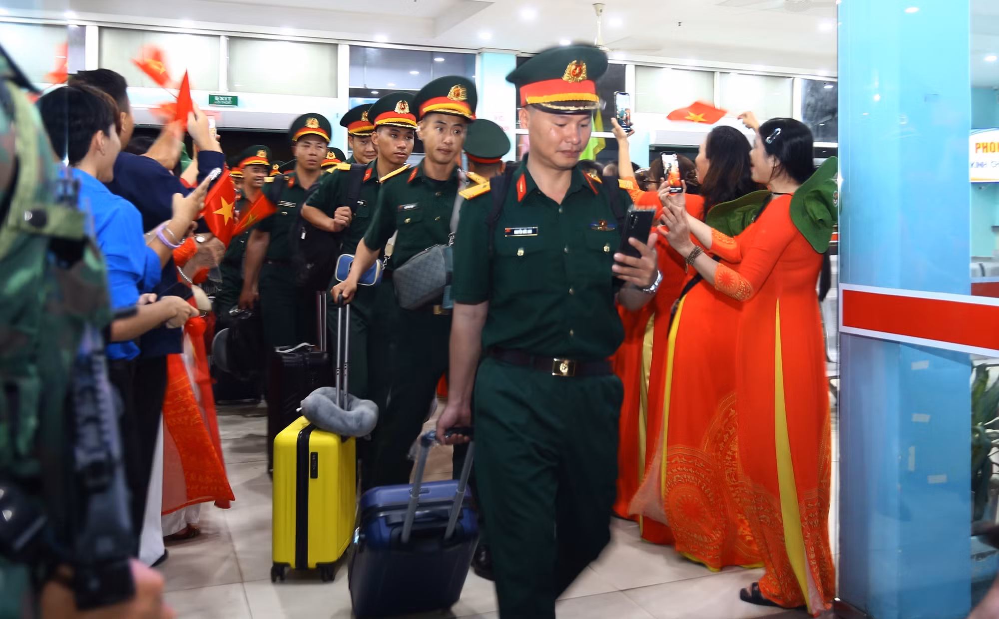 potal-don-doan-nghi-le-quan-doi-vao-nam-tham-gia-dieu-binh-dieu-hanh-ky-niem-50-nam-thong-nhat-dat-nuoc-7983609.jpg