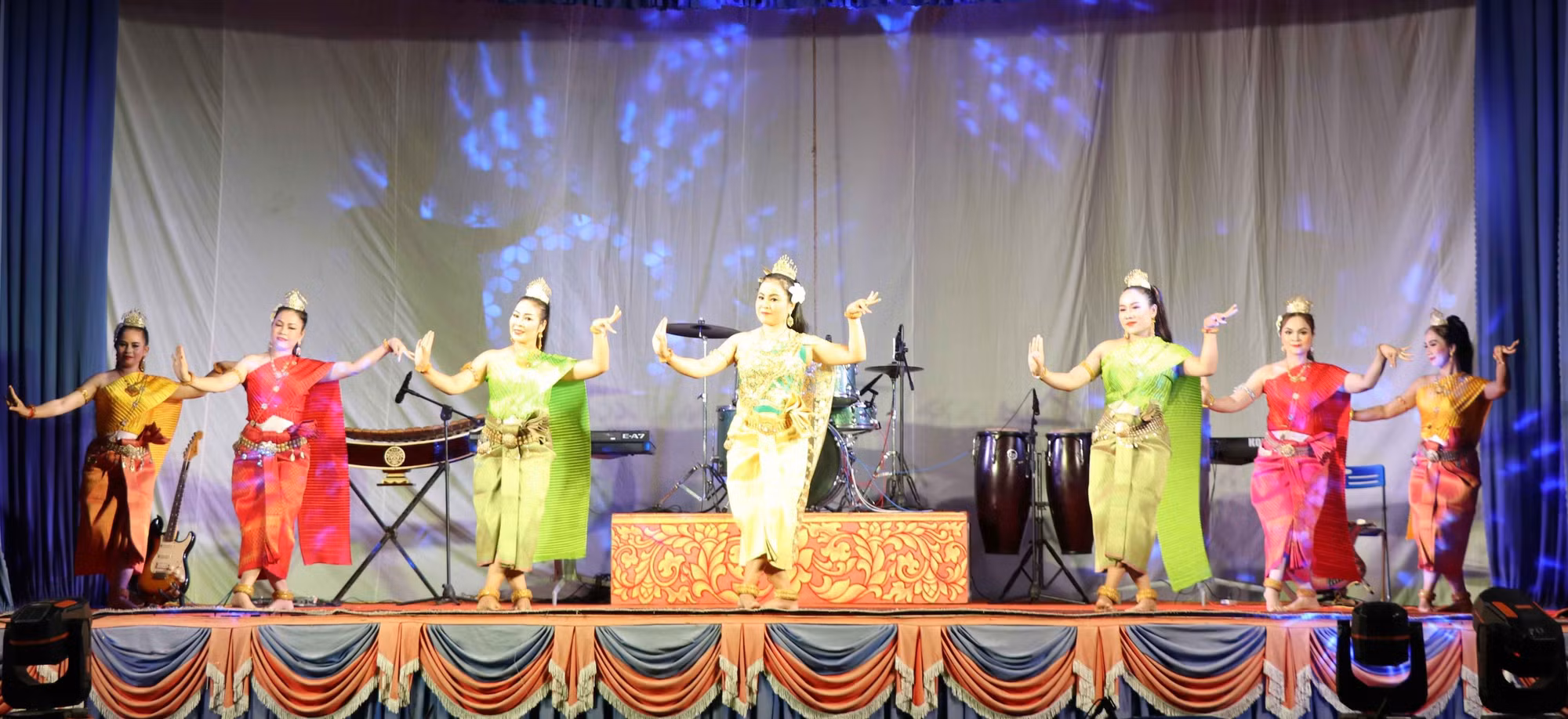 potal-doan-nghe-thuat-khmer-anh-binh-minh-tiep-lua-tinh-yeu-van-hoa-khmer-cho-the-he-tre-7910467.jpg