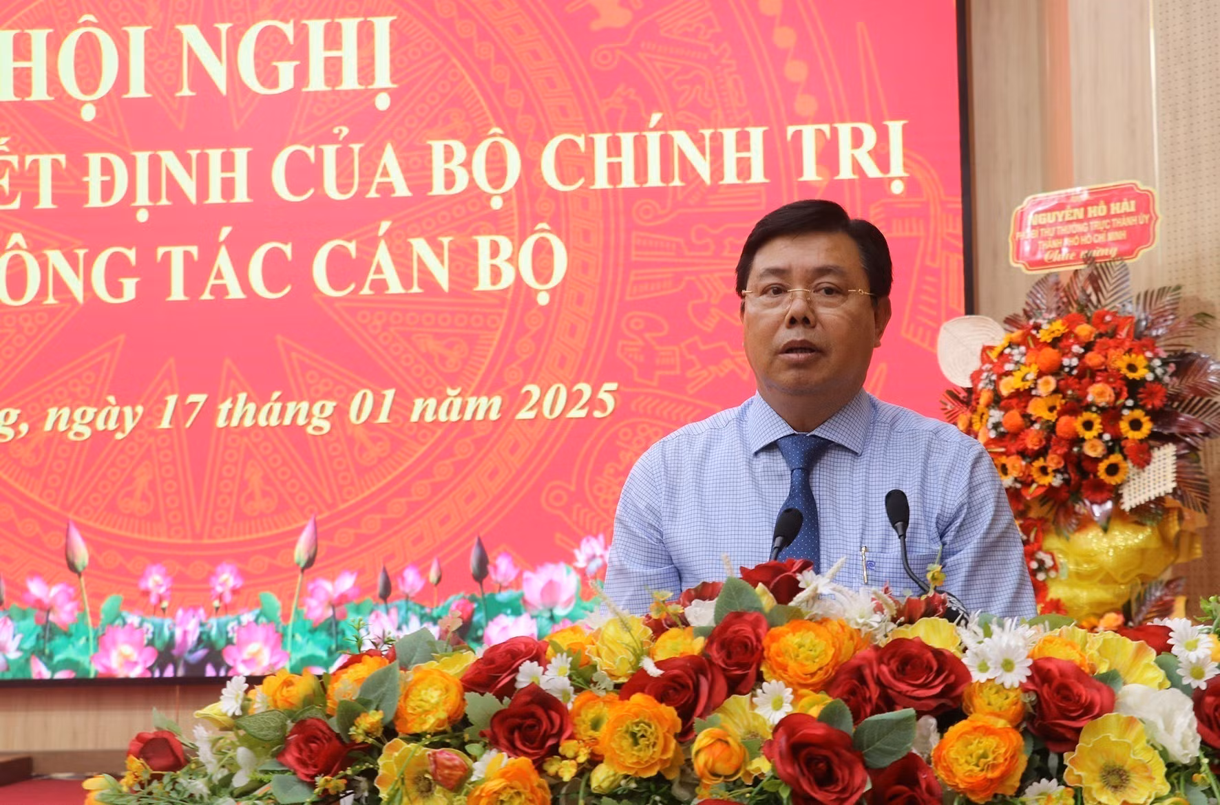 potal-kien-giang-cong-bo-quyet-dinh-cua-bo-chinh-tri-ve-cong-tac-can-bo-7813127.jpg
