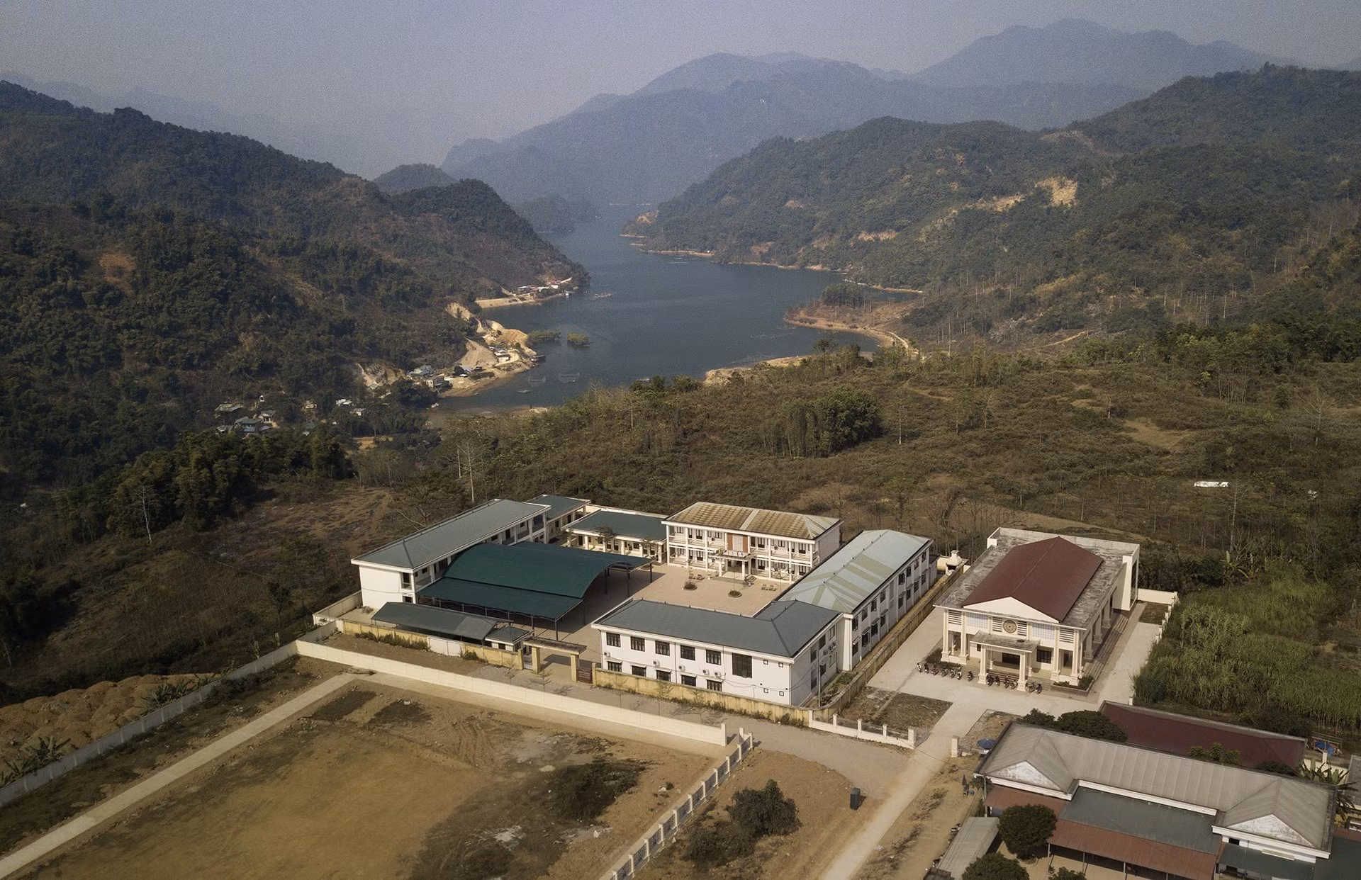 potal-hoa-binh-giao-duc-vung-cao-da-bac-vuot-kho-dam-bao-chat-luong-day-va-hoc-7978629.jpg