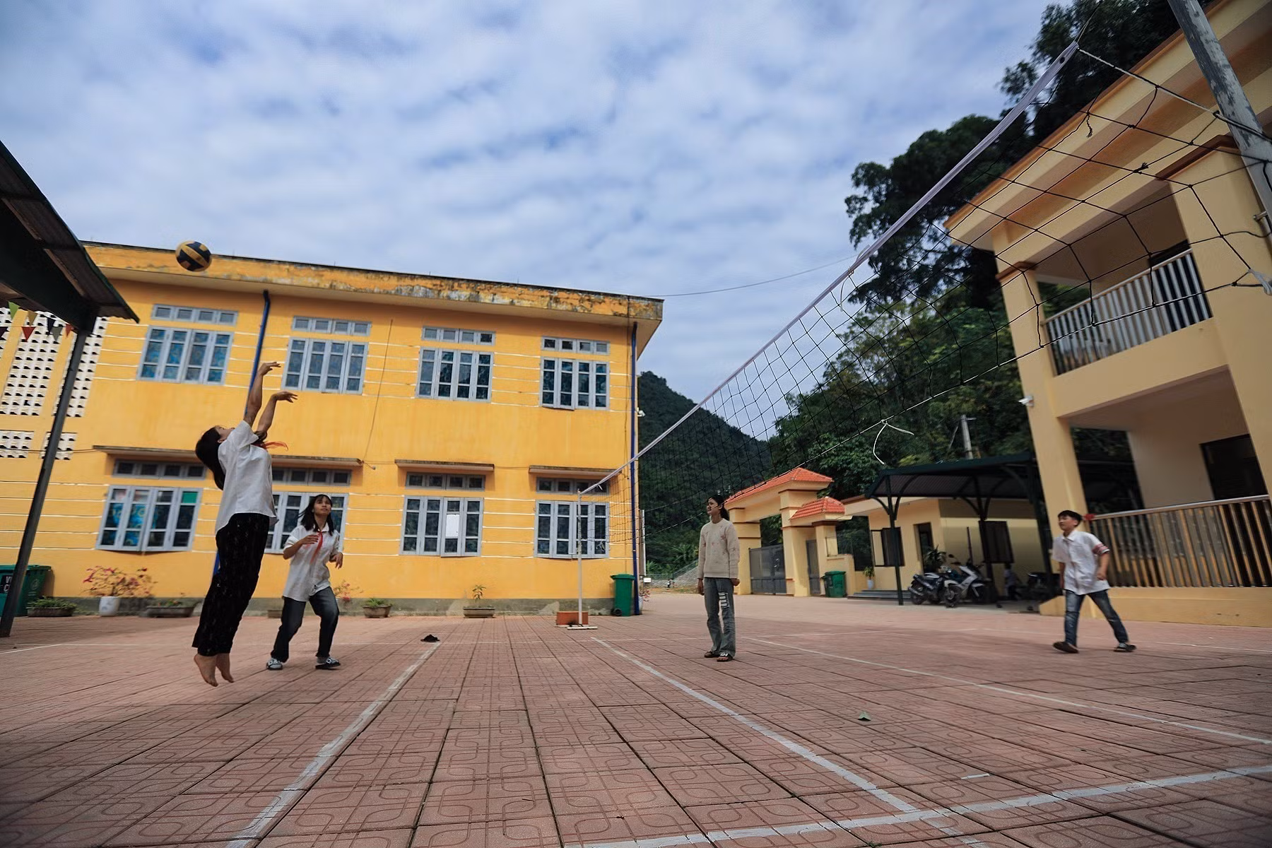 potal-hoa-binh-giao-duc-vung-cao-da-bac-vuot-kho-dam-bao-chat-luong-day-va-hoc-7978627.jpg