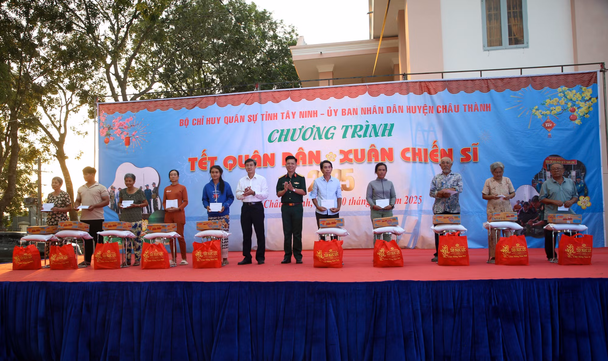 potal-tay-ninh-ron-rang-tet-quan-dan-xuan-chien-si-7817818.jpg