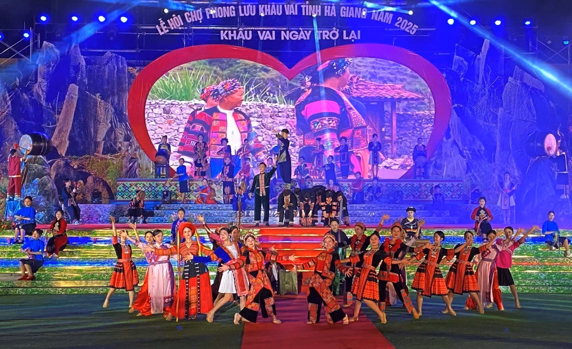 potal-khai-mac-le-hoi-cho-phong-luu-khau-vai-2025-7988698.jpg