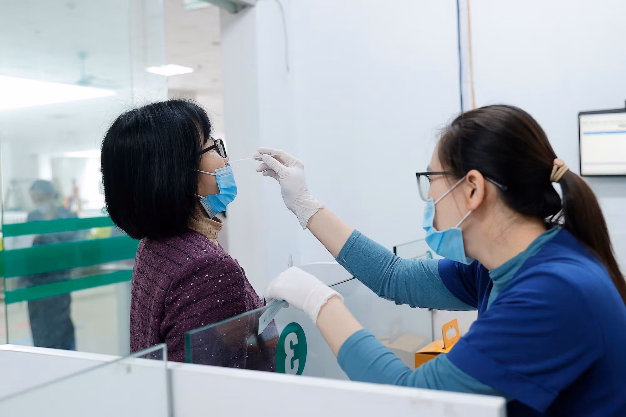 Khu vực xét nghiệm và test cúm cho bệnh nhân tại Bệnh viện Bệnh Nhiệt đới Trung ương. Ảnh: Minh Quyết – TTXVN