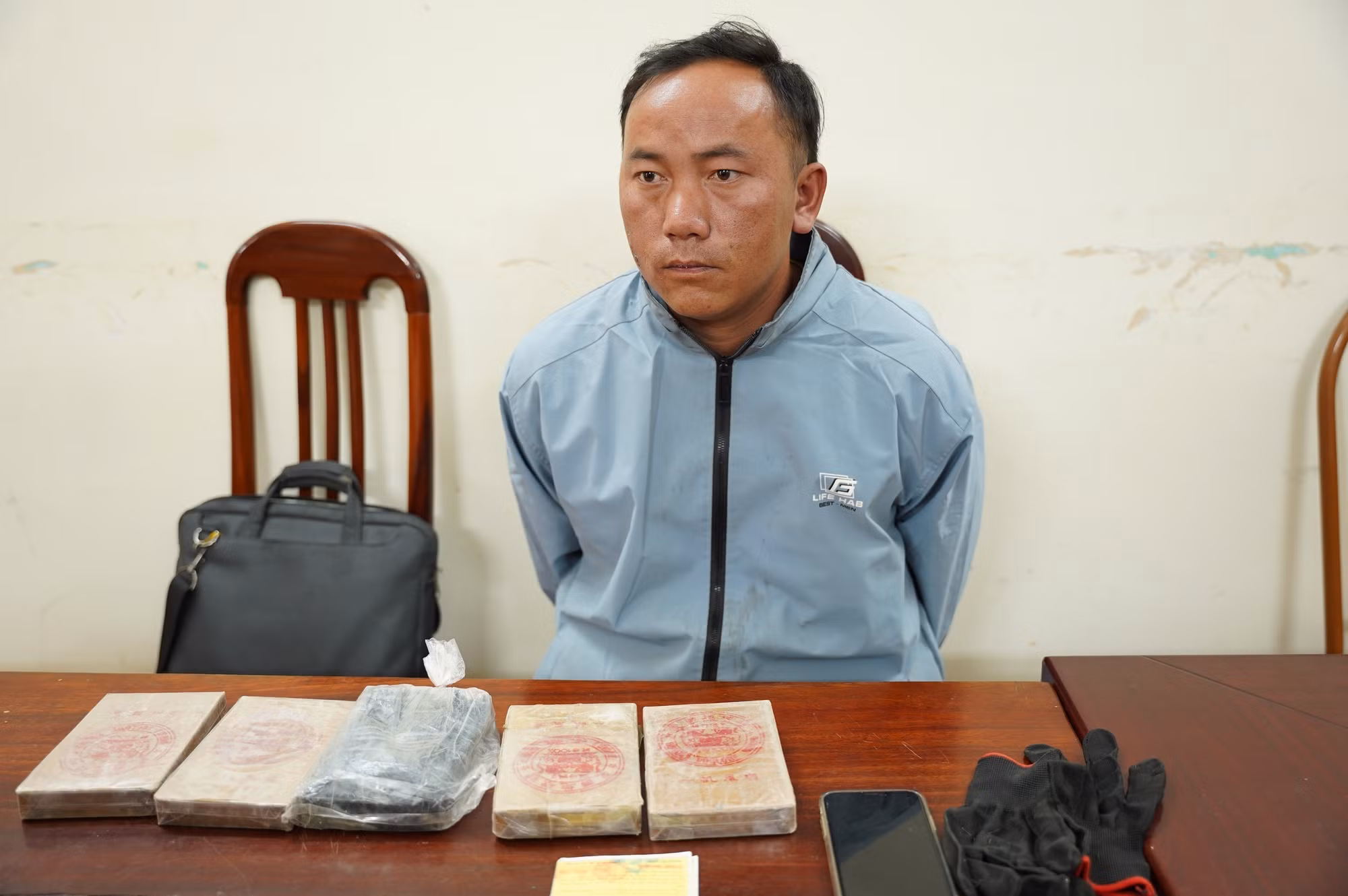 potal-dien-bien-bat-doi-tuong-mua-ban-trai-phep-5-banh-heroin-7769524.jpg