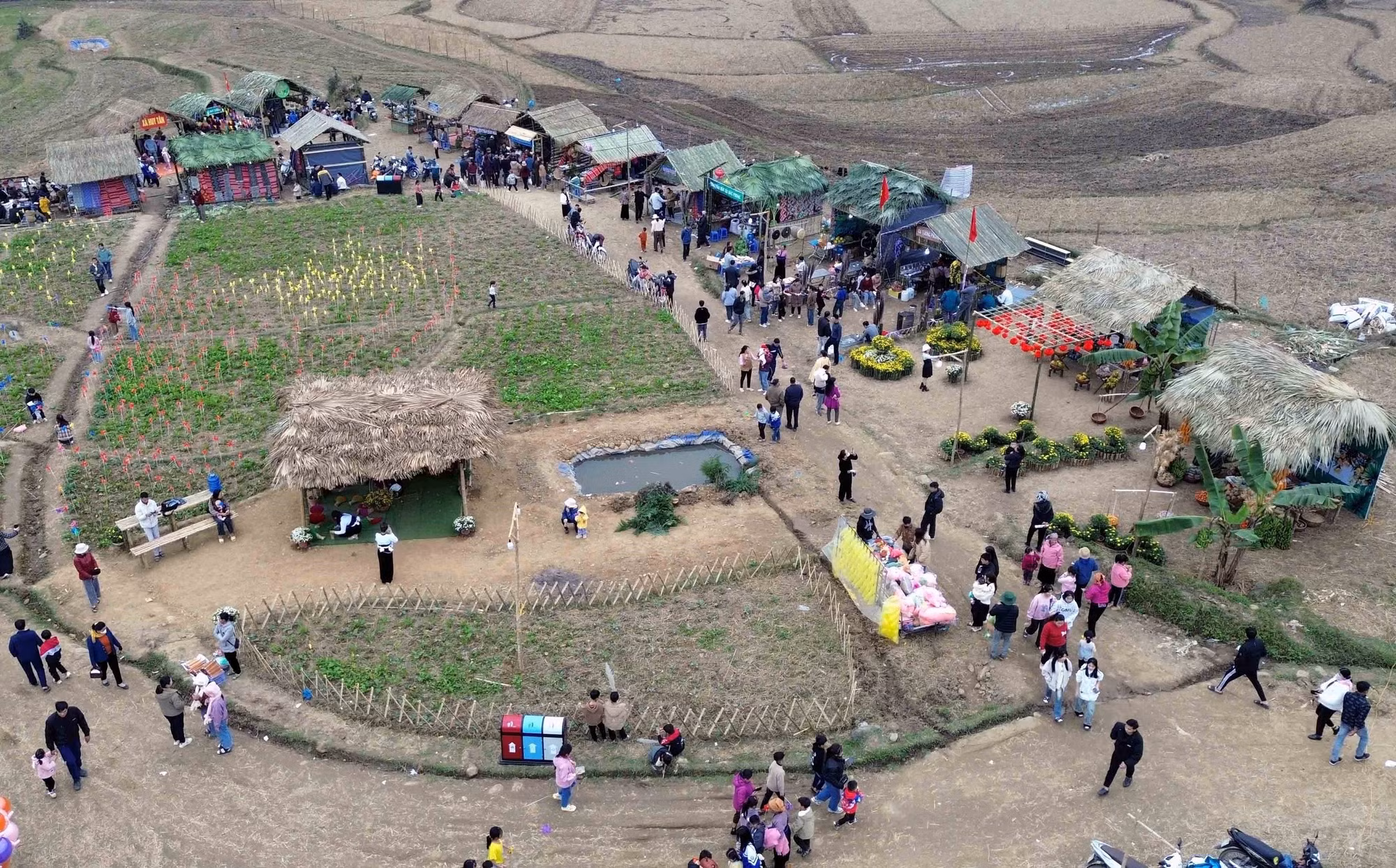 potal-son-la-hoi-cho-quang-ba-du-lich-van-hoa-dan-toc-thieu-so-va-mien-nui-huyen-phu-yen-nam-2024-7769176.jpg