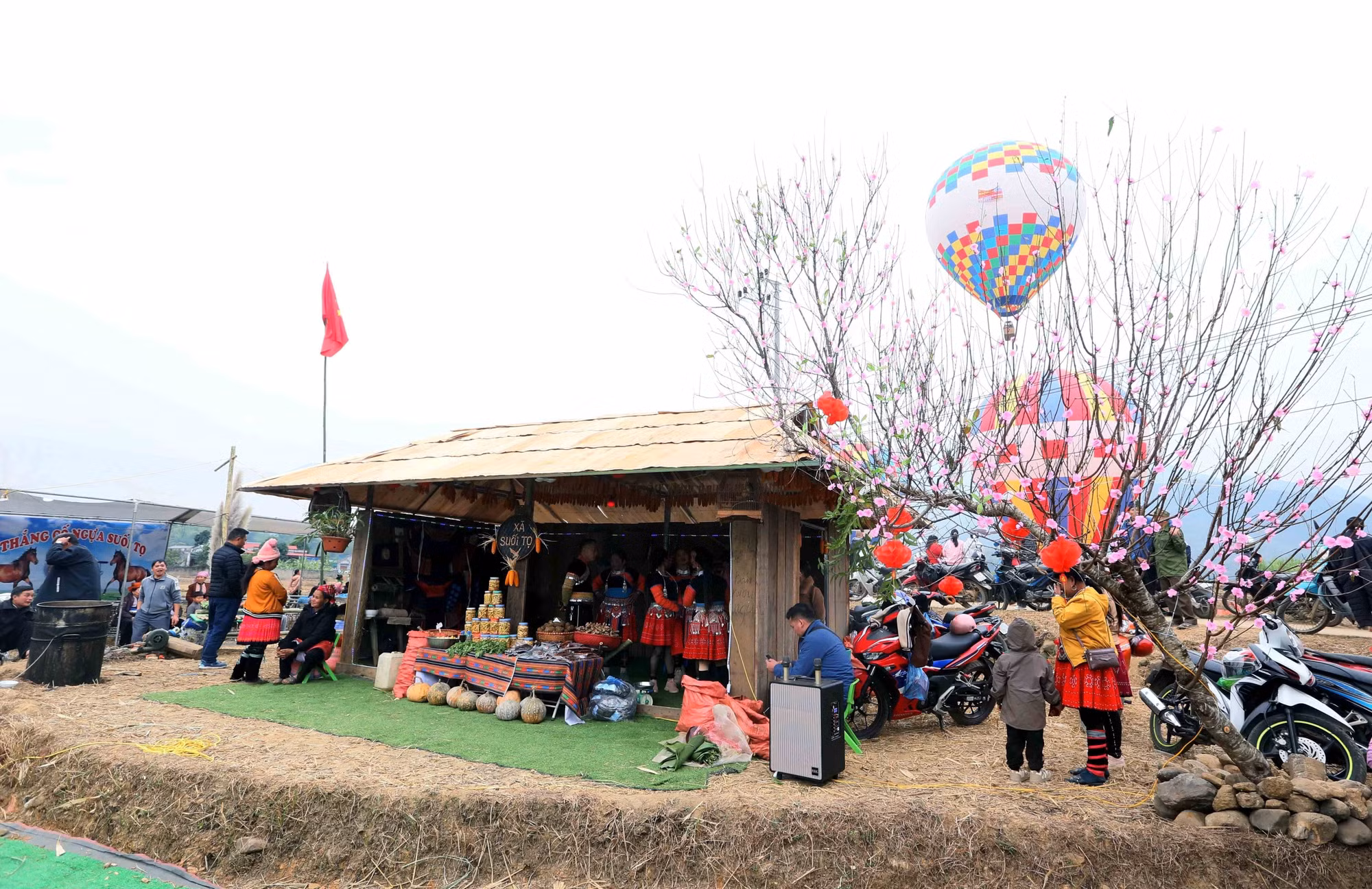 potal-son-la-hoi-cho-quang-ba-du-lich-van-hoa-dan-toc-thieu-so-va-mien-nui-huyen-phu-yen-nam-2024-7769177.jpg