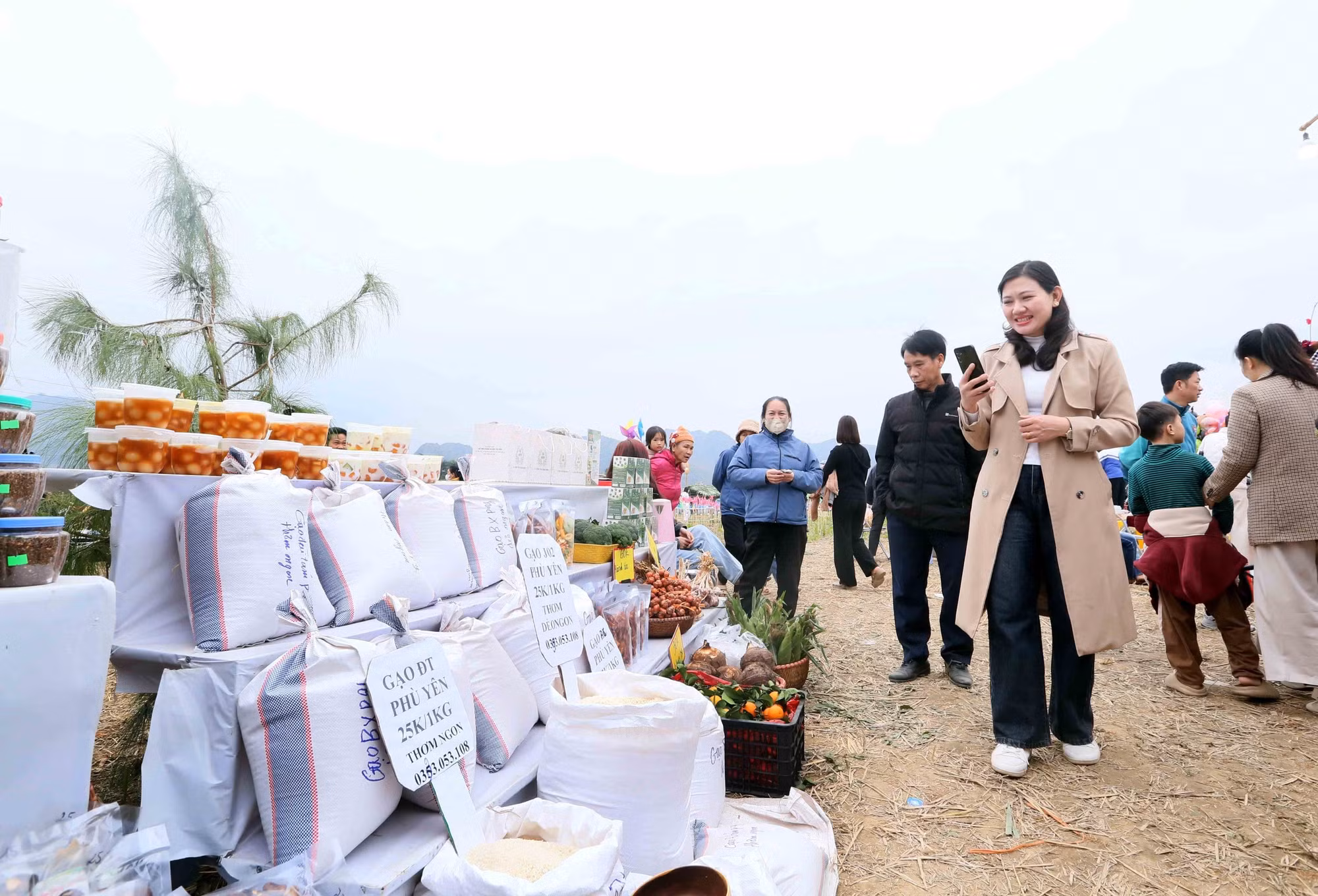 potal-son-la-hoi-cho-quang-ba-du-lich-van-hoa-dan-toc-thieu-so-va-mien-nui-huyen-phu-yen-nam-2024-7769173.jpg