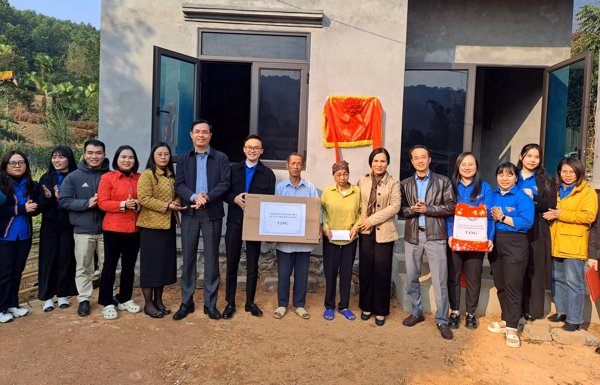 potal-ha-giang-trao-nha-moi-cho-ho-ngheo-cuu-chien-binh-trong-chuong-trinh-xoa-nha-tam-nha-dot-nat-7811064.jpg