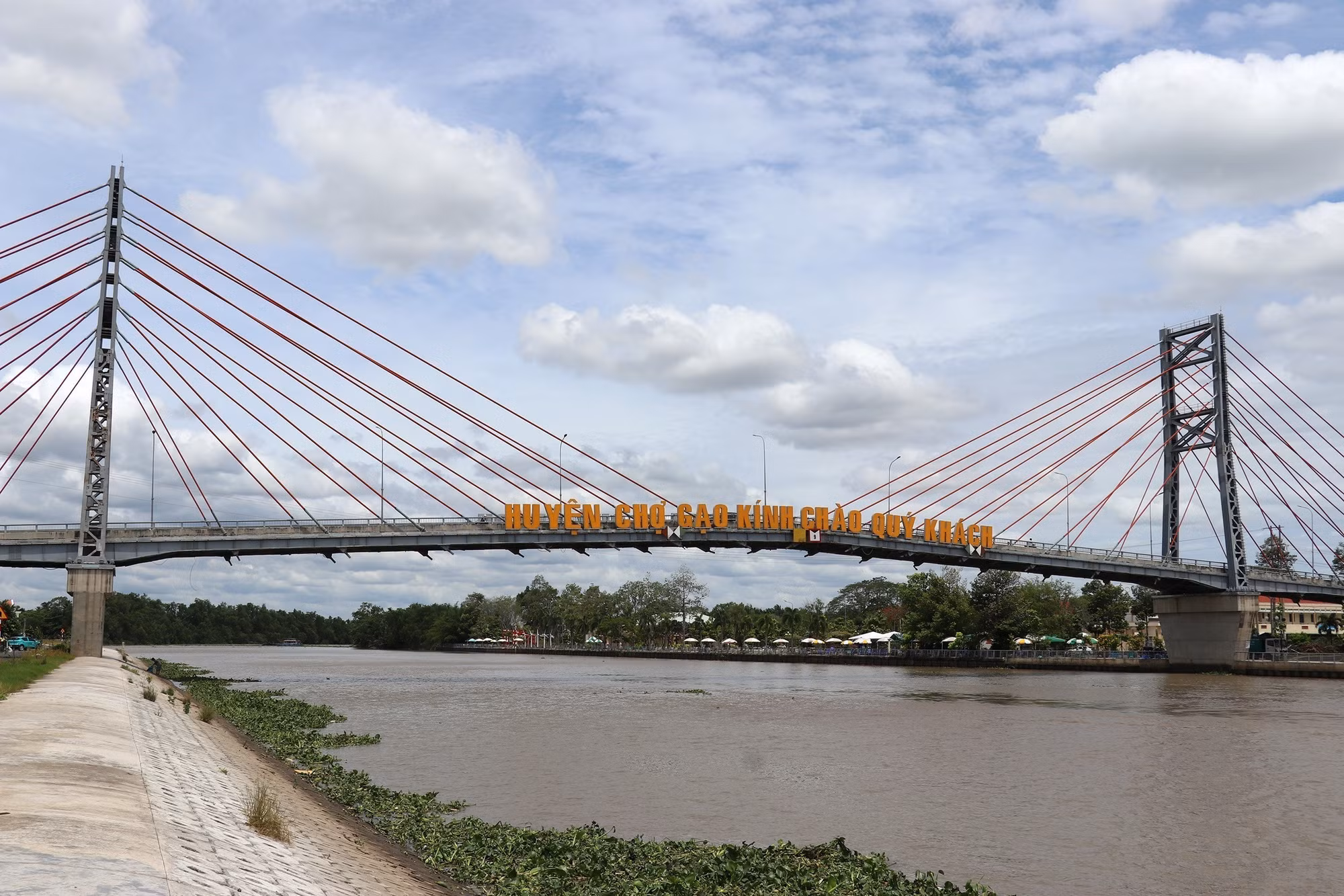 potal-khoi-sac-ben-bo-kenh-cho-gao-7498007.jpg